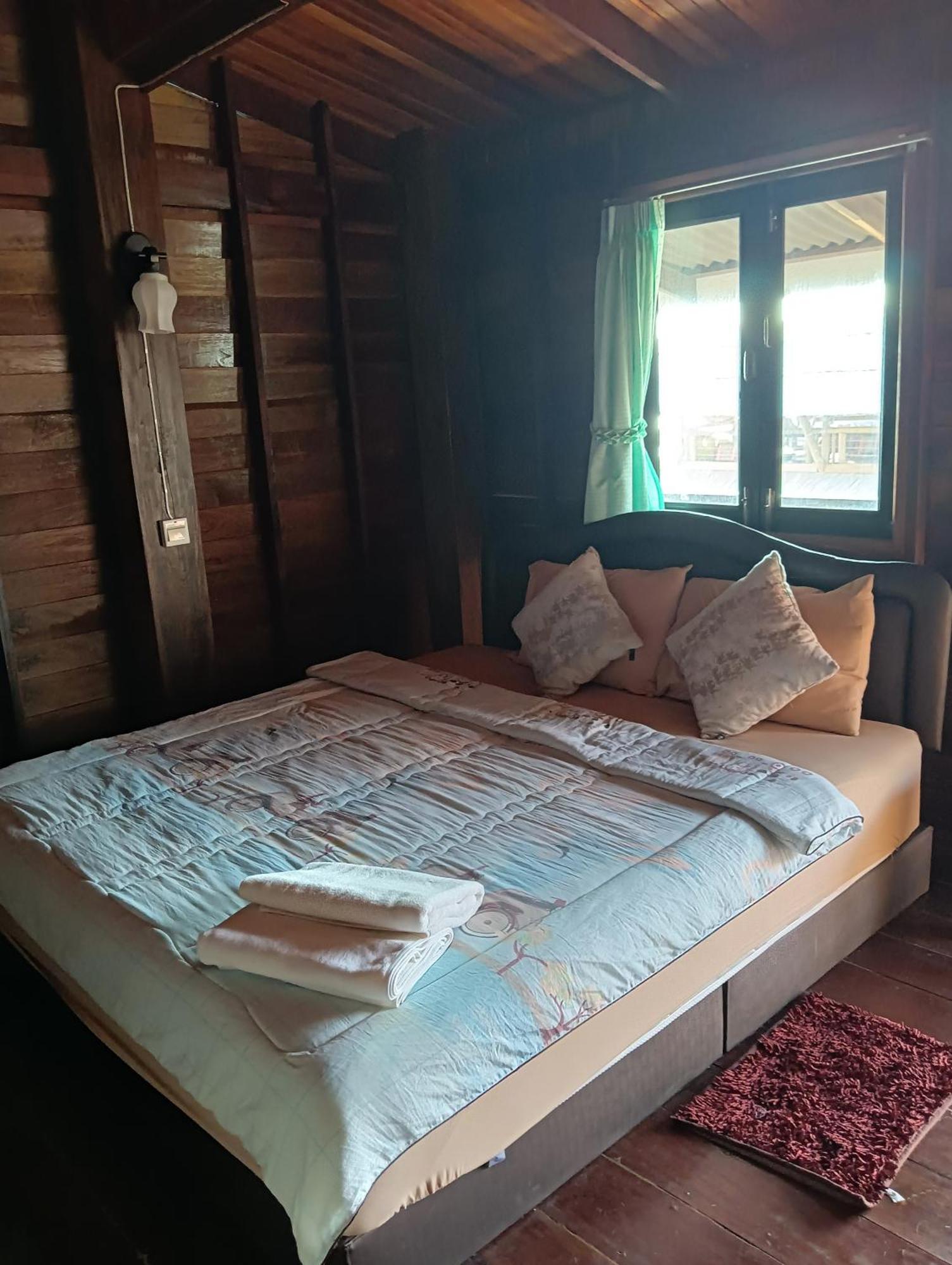 Tonmai Suite II Ko Por Luaran gambar