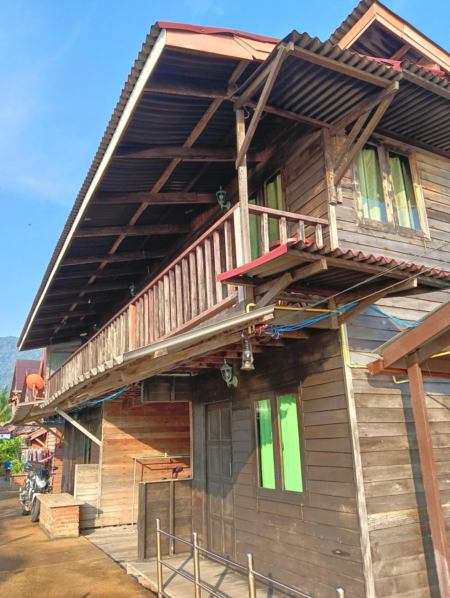 Tonmai Suite II Ko Por Luaran gambar