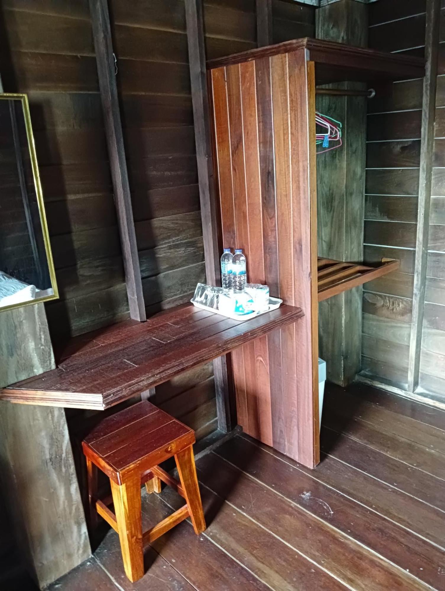 Tonmai Suite II Ko Por Luaran gambar