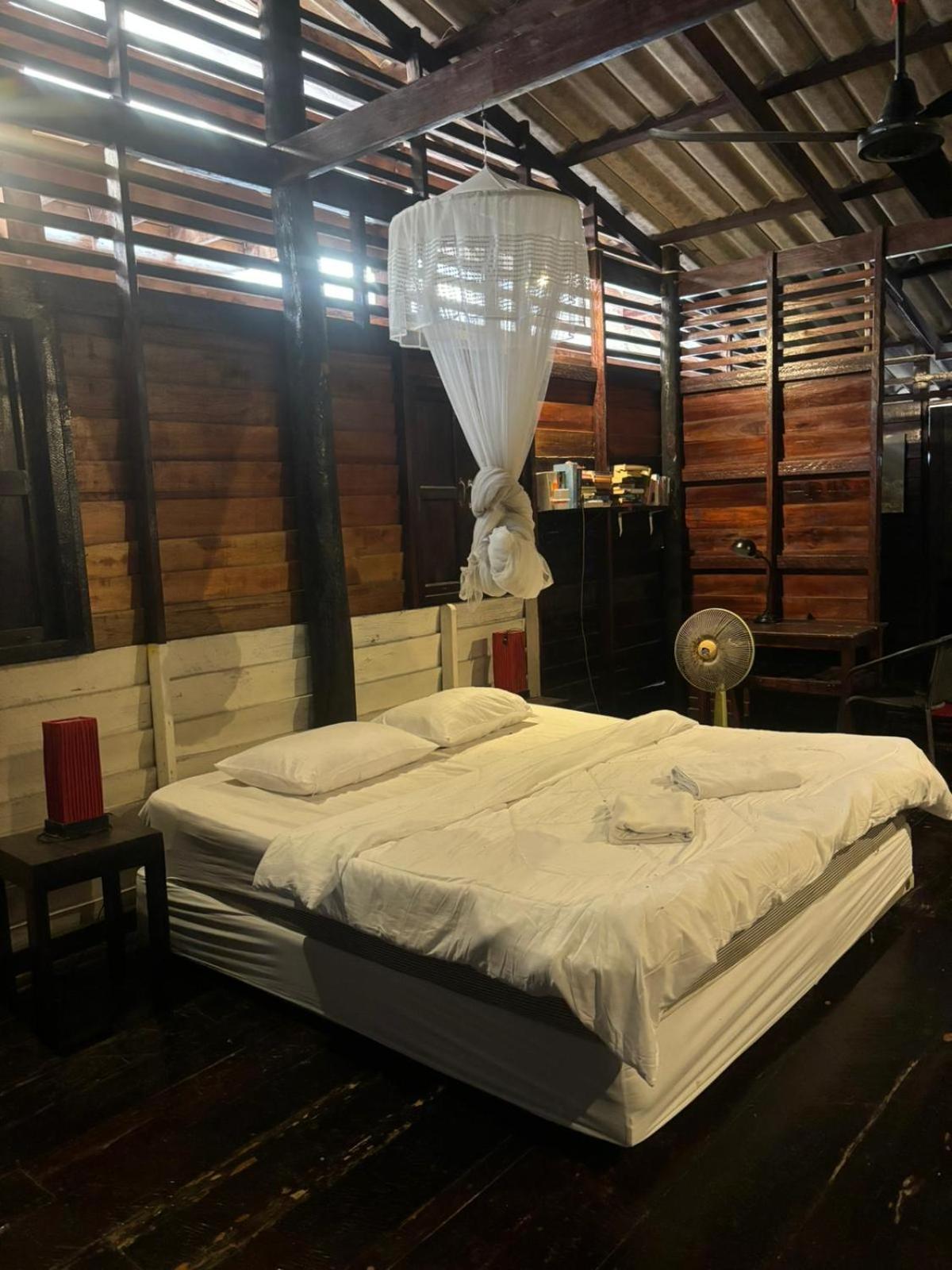 Tonmai Suite II Ko Por Luaran gambar