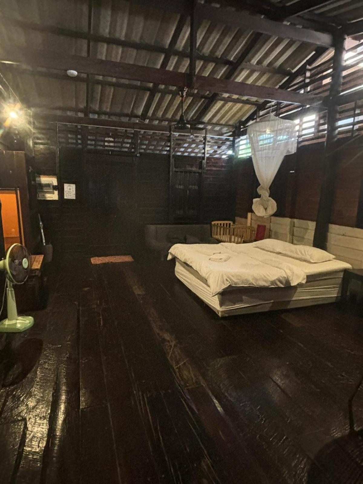 Tonmai Suite II Ko Por Luaran gambar